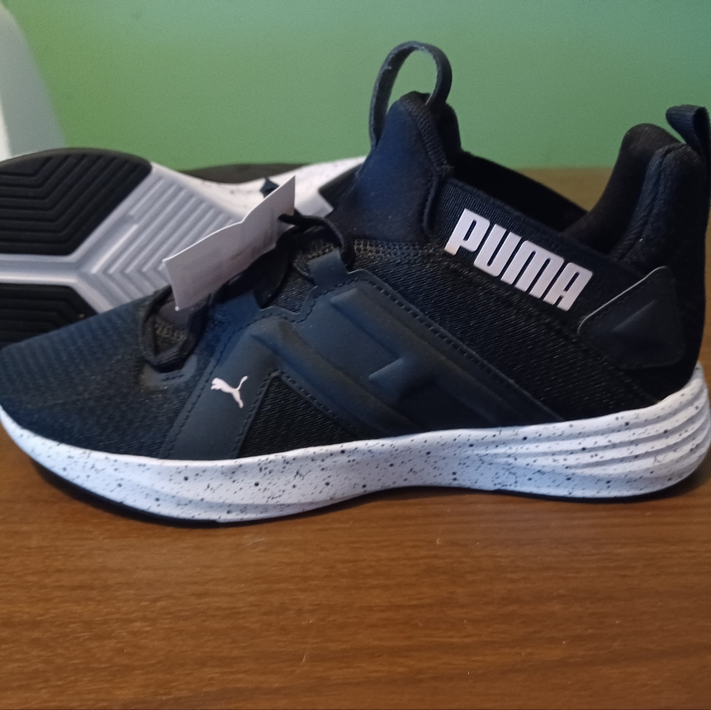 Woman's Pumas shoes